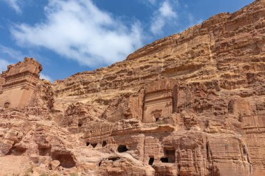 Ürdün 'deki Nabatean Krallığı' nın antik kenti Petra 'daki tapınakların manzarası. Yatay olarak. 