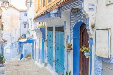 Fas 'ın tarihi mavi kasabası Chefchaouen' de eski bir sokak. Yatay olarak. 