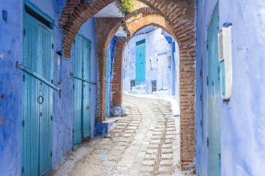 Mavi Chefchaouen şehrindeki boş bir caddede kemer yolu. Fas 'ta. Yatay olarak. Fas. 