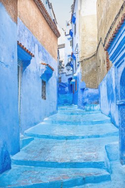 Chefchaouen şehrinin dar bir sokağındaki mavi merdiven. Fas 'ta. Dikey. 