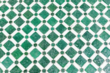 Geleneksel Fas şablonundan. Seramik yeşil eşkenarlar. Fez şehri. Fas 'ta. Yatay olarak. 