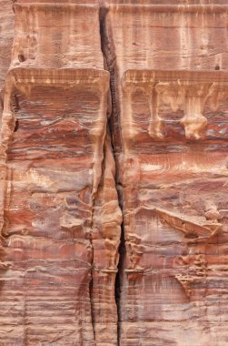 Kaya sütunlarının kalıntıları. Arkeolojik. Petra Ürdün 'de. Dikey.