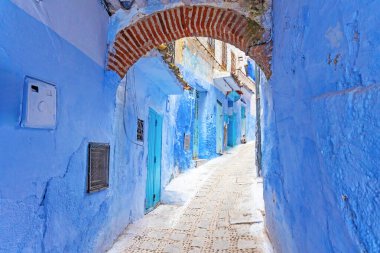 Chefchaouen şehrindeki boş bir sokakta mavi kemerli bir yol. Fas 'ta. Yatay olarak. Fas. 