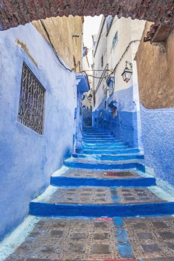 Chefchaouen 'in mavi şehrinde boş bir merdiven. Fas 'ta. Dikey. 