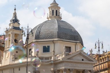 Roma 'daki Popolo Meydanı' nda sabun köpüklü Santa Maria dei Miracoli Kilisesi. İtalya. Yatay olarak. 