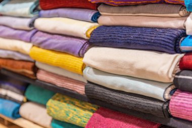 Medine 'deki bir atölye ve pazarda renkli şallar. Fez. Fas 'ta. Yatay olarak. 