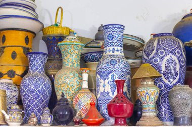 Geleneksel seramik ve Fes çömlekçiliğinin bir örneği. Fas 'ta. Yatay olarak. 