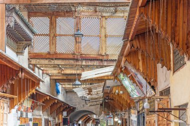 Dükkanlarla dolu dar bir sokak manzarası. Fes. Fas... yatay olarak.. 
