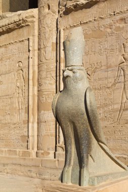 Edfu 'daki Horus Tapınağı' nda Horus Heykeli. Mısır. Dikey. 