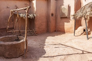 Kuyusu olan geleneksel bir Arap çöl evi manzarası. Batı Sahra. Fas 'ta. Yatay.