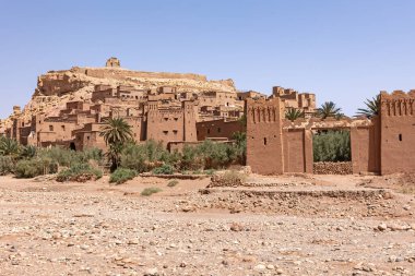 Fas 'ın ünlü kil şehri Ait Benhaddou' nun kurumuş nehir yatağının manzarası. Yatay olarak. 