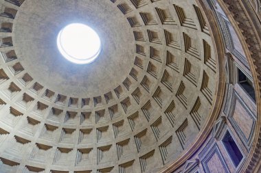 Panteon. Işık, Oculus 'un içinden kubbenin içine doğru parlıyor. Roma. İtalya. Yatay olarak. 