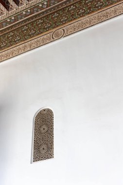 Beyaz bir duvardaki yalnız pencere. Bahia Sarayı. Marakeş. Fas 'ta. Dikey.