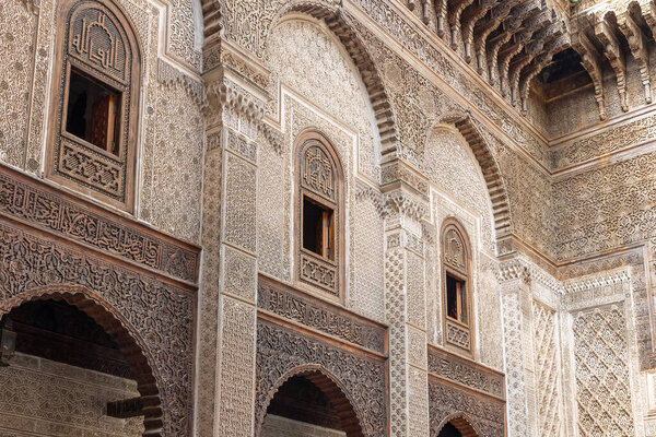 Крупный план богатого декорированного фасада во дворе медресе Аль-Аттарине в Фес. Марокко. Горизонтально. 