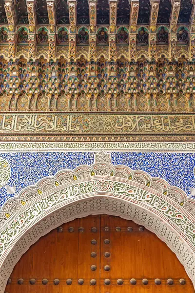 Fes Medina 'daki eski bir eve dekoratif giriş. Fas 'ta. Dikey. 