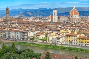 Floransa 'nın tarihi merkezi Arno Nehri' nin manzarası yükseldi. Floransa, İtalya