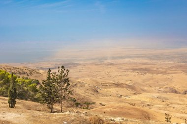 Nebo Dağı 'ndan bakıldığı gibi Kutsal Topraklar' ın manzarası. Golan Tepeleri 'ne doğru bakın. Ölü Deniz 'in kıyıları solda. Ürdün
