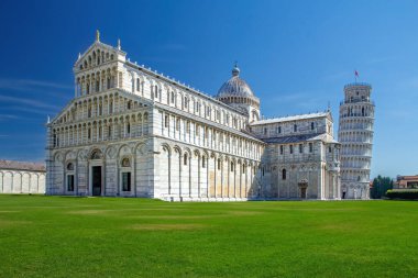 Ünlü Piazza del Duomo mimari başyapıtlarıyla - katedral, çan kulesi ve Campo Santo. Pisa. İtalya. Çimenlikteki alanı kopyala.