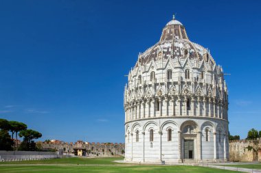 Pisa 'da Baptistery ile ünlü Piazza del Duomo. İtalya. Yatay olarak. Açık mavi gökyüzü ve arkaplanda boşluk kopyala. 
