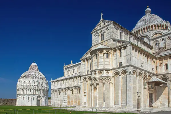 Pisa 'nın arka planında ünlü Katedral ve Baptistery. İtalya. Açık mavi gökyüzü arka planda.. 