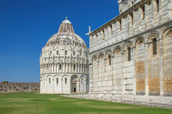 Pisa 'daki Katedral ve Baptistery ile ünlü boş Piazza del Duomo. İtalya. Yatay olarak. 