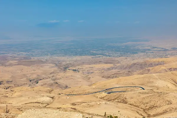 Nebo Dağı 'ndan bakıldığı gibi Kutsal Topraklar' ın manzarası. Golan Tepeleri 'ne doğru bakın. Ürdün