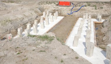 İnşaat alanındaki yeni bir bina için beton yığınları - temel inşaatı için zemin altındaki beton yığını