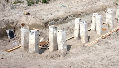 İnşaat alanındaki yeni bir bina için beton yığınları - temel inşaatı için zemin altındaki beton yığını