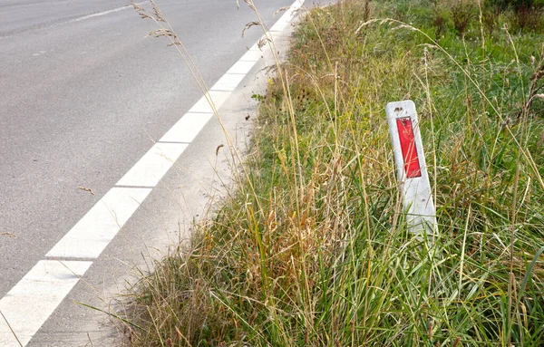 Polo Blanco Con Reflector Rojo Lado Carretera Necesidad Mantenimiento —  Fotos de Stock