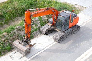 İş yerinde turuncu vinç, yukarıdan görünüm