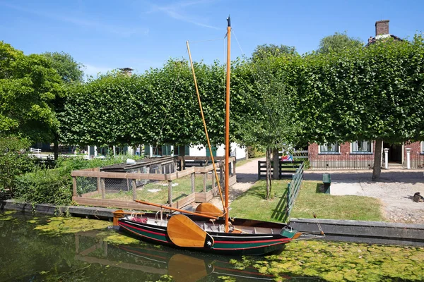 オランダの小さな村にある小さな伝統的なオランダ船 — ストック写真