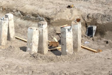 İnşaat alanındaki yeni bir bina için beton yığınları - temel inşaatı için zemin altındaki beton yığını