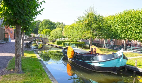 2022年8月7日オランダ エンクヒゼン 小さな村で伝統的なオランダ船 — ストック写真