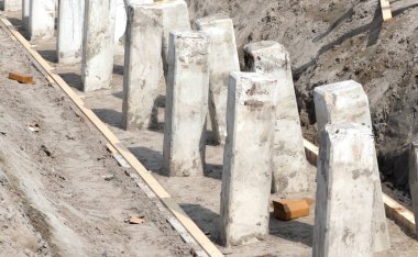 İnşaat alanındaki yeni bir bina için beton yığınları - temel inşaatı için zemin altındaki beton yığını