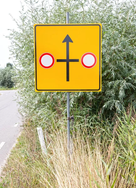 大黄色标志 指示过马路时勿向左或向右 有选择的焦点 — 图库照片