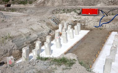 İnşaat alanındaki yeni bir bina için beton yığınları - temel inşaatı için zemin altındaki beton yığını