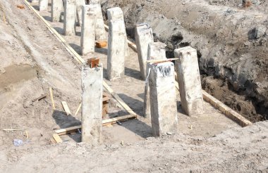 İnşaat alanındaki yeni bir bina için beton yığınları - temel inşaatı için zemin altındaki beton yığını