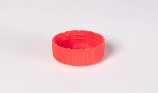 Изолированная Красная Пластиковая Крышка Изолированная Белом Концепция Загрязнения — стоковое фото