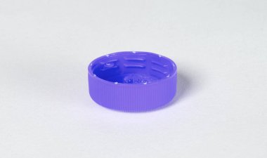 İzole edilmiş mavi plastik başlık beyaza izole edilmiş - kirlilik kavramı