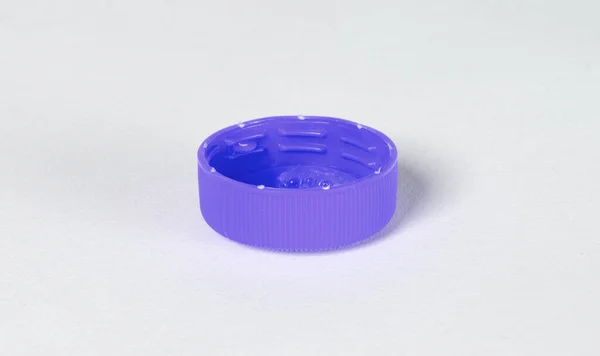 Tapa Aislada Plástico Azul Aislada Sobre Blanco Concepto Contaminación — Foto de Stock