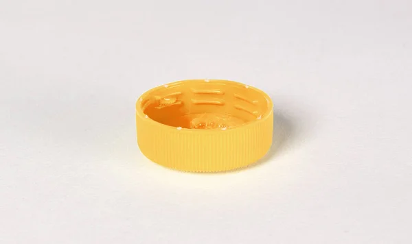 Tapa Aislada Plástico Amarillo Aislada Sobre Blanco Concepto Contaminación — Foto de Stock