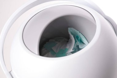 Bebek bezi israfı, kirli bebek bezi çöp kovasında, seçici odaklanma