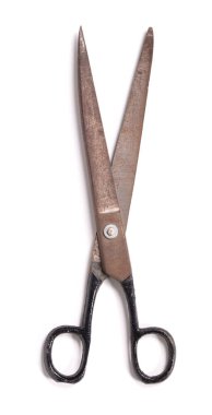 Paslı eski makaslar beyaz arka planda izole edilmiş.