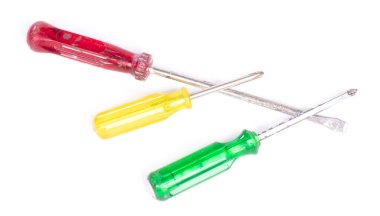 Beyaz arkaplanda izole edilmiş eski tornavidalar