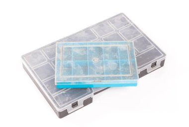 Beyaz arkaplanda izole edilmiş eski plastik kutu