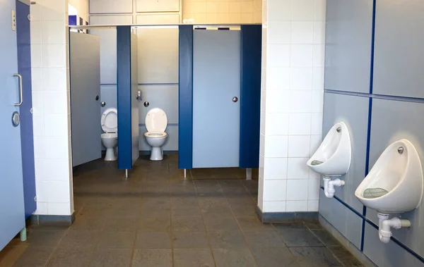 Baño Público Con Cubículos Urinarios Vacío — Foto de Stock