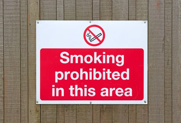 Señal Plástico Con Texto Prohibido Fumar Esta Zona Pared Madera —  Fotos de Stock