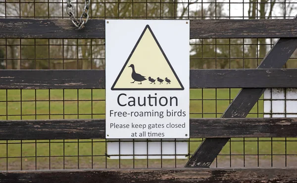 Προσοχή Πουλιά Που Περιφέρονται Ελεύθερα Παρακαλώ Κρατήστε Τις Πύλες Κλειστές — Φωτογραφία Αρχείου