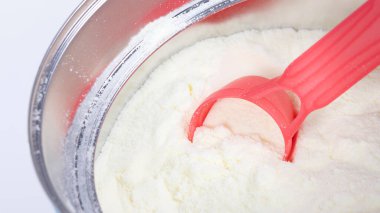 Bebek sütü tozu açık, bir kaşıkla, izole edilmiş.