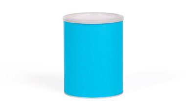 Kutudaki süt tozu açık ve izole.